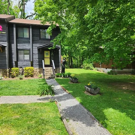 J.Creek Retreat, Creekside Townhouse +1 Car Garage Villa